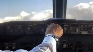 בתא הטייס יש שני טייסים, למרות שאפשר היה לבצע את רוב העבודה, וכנראה את כולה, על ידי טייס אחד, וכדי לנצל באופן מיטבי את היתרון שטמון בשני טייסים הוגדר שכל פעולה משמעותית מחייבת בקרה צולבת, או Cross-Check.