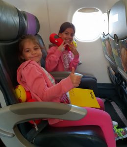 כאשר טסים עם ילדים עם פחד טיסה הופכים את המטוס למשחק, או בית