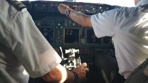 כל פעולה בתא הטייס דורשת אישור של איש הצוות השני. ההנחה היא שכל אדם יכול לטעות