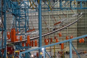 כנפי המטוס מחושבות ונבדקות לעומסים גדולים בהרבה מכל מה שהמטוס יכול להגיע אליו. הכנפיים למשמשות גם כמשככי זעזועים לשיפור הנוחות בטיסה